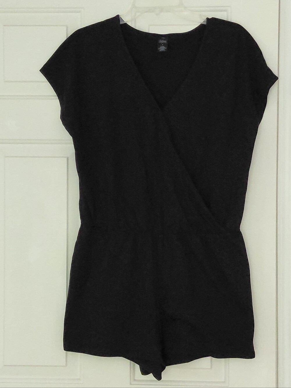 City Streets Black Vneck Soft Beach Vacation Short Sleeve Romper. Size Large.